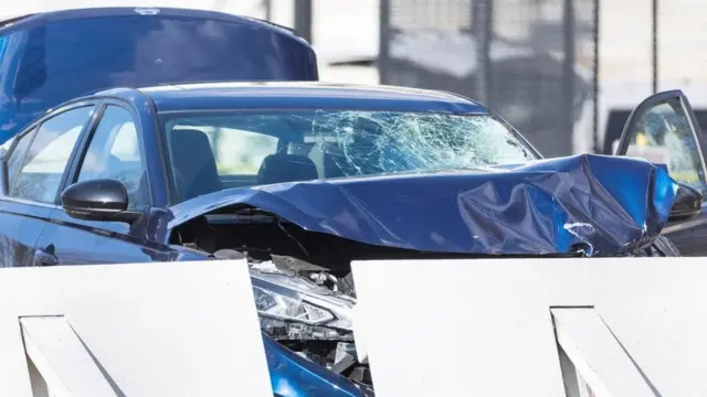 કૉન્સ્ટિટ્યૂશન એવન્યુના પ્રવેશ પૉઇન્ટ આગળ આ ગાડીએ બૅરિકેડને ટક્કર મારી હતી.