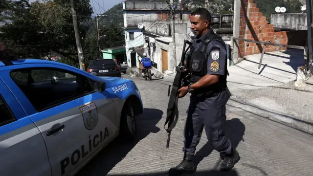 Caminho para acabar com a guerra ao tráfico seria legalizar as drogas, dizem policiais