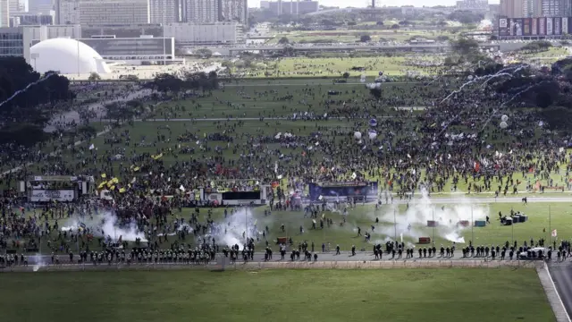 Protestocassino dando dinheiro no cadastroBrasília contra Temer e pelas eleições diretas