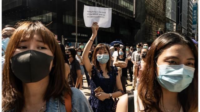 香港政府宣布推出《禁蒙面法》之际，市民继续带口罩上街抗议。