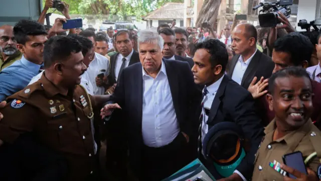 श्रीलङ्कका पूर्वराष्ट्रपति रनिल विक्रमसिङ्घ कोलम्बोको एक अदालत परिसरमा