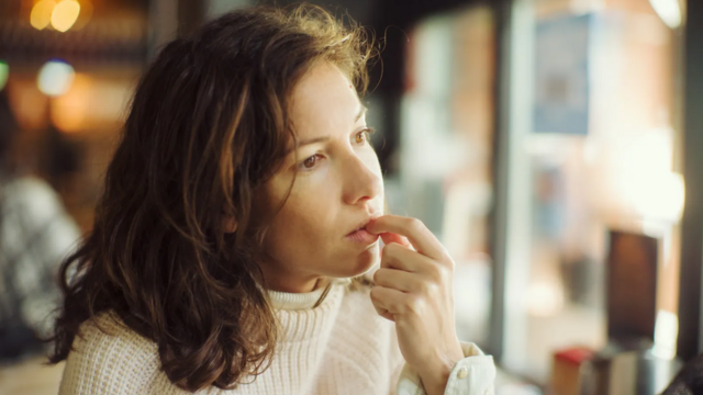 Mulher com expressãocassino enjoyindecisão