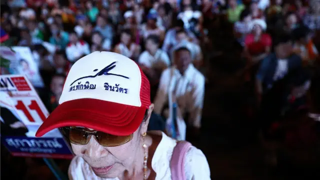 ผู้สนับสนุนพรรคเพื่อไทยสวมหมวกที่มีลายเซ็น ทักษิณ ชินวัตร มาฟังพรรคปราศรัยเมื่อ 15 ก.พ. ที่ลานคนเมือง กทม.