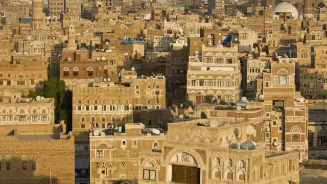 Di kota bertembok kuno Yaman, Sana'a, bangunan pencakar langit dari material lumpur melambung tinggi ke langit.