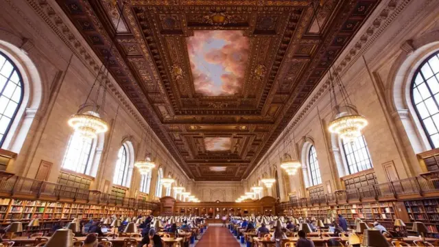 مكتبة عامة كبيرة