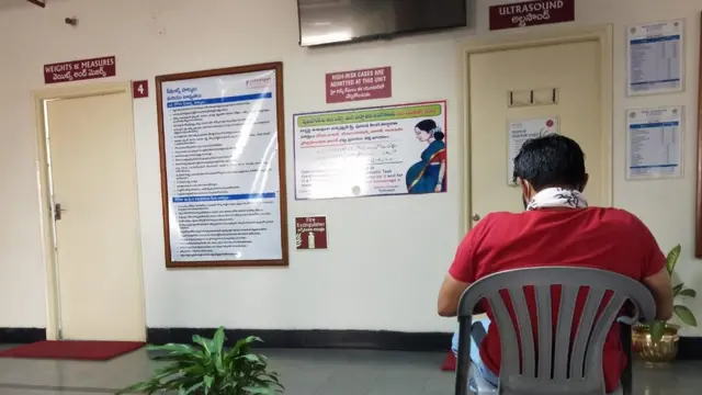 కుర్చీలో కూర్చున్న వ్యక్తి