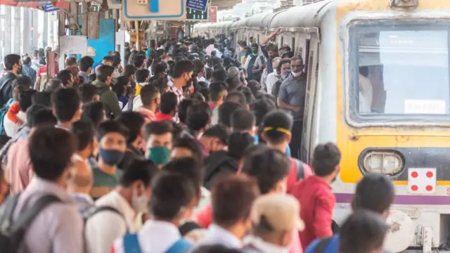 মুম্বাইয়ে লোকাল ট্রেন ফের চালু হতেই আবার প্রবল ভিড় হচ্ছে। ১লা ফেব্রুয়ারি, ২০২১