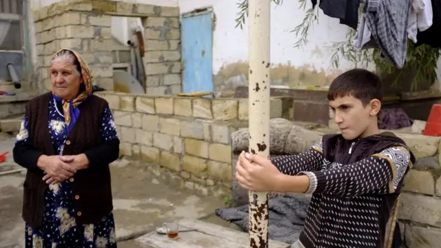 Kiməsə qonaq gedəndə uşaqlar qayıtmaq istəmirlər bura. Biz də yaxşı ev istəyirik, yaxşı hamam istəyirik, oynamağa park istəyirik”, deyir sakinlərdən biri