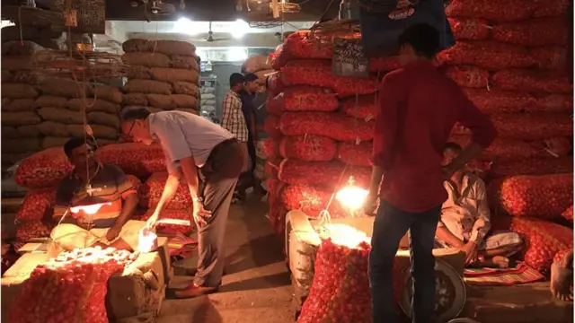 প্রতিদিনই পেঁয়াজের বাজার এক টাকা দুই টাকা করে বাড়ছে