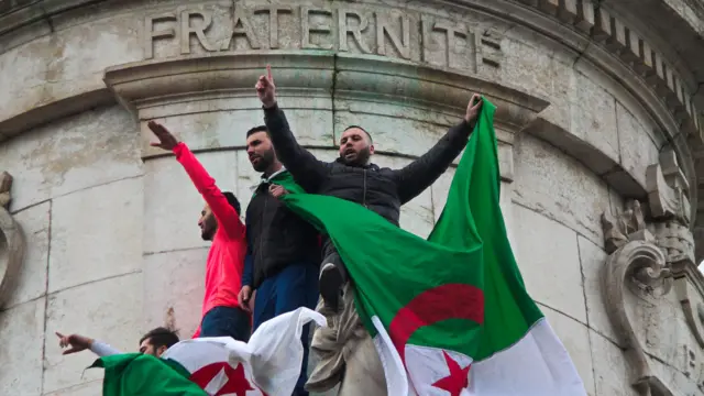 La Place de la République, étant comme le Trocadéro, l'un des endroits privilégiés par les diasporas africaines pour manifester à Paris.