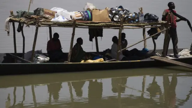 passenger boat wey dey move on top River Niger