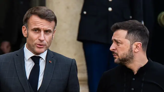 Le président français Emmanuel Macron et le président ukrainien Volodymyr Zelensky au palais de l'Élysée lors du premier sommet bilatéral de la tournée européenne de Zelensky à Paris, France, le 10 octobre 2024.