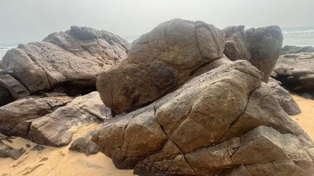 తీరంలో రాళ్లు