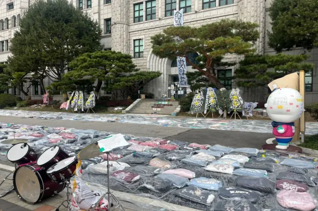 서울 성북구 동덕여자대학교 교내에 학교 측의 남녀공학 전환 논의를 규탄하는 문구와 근조화한이 놓여있고, 본관 앞 과잠이 올려져 있다. 