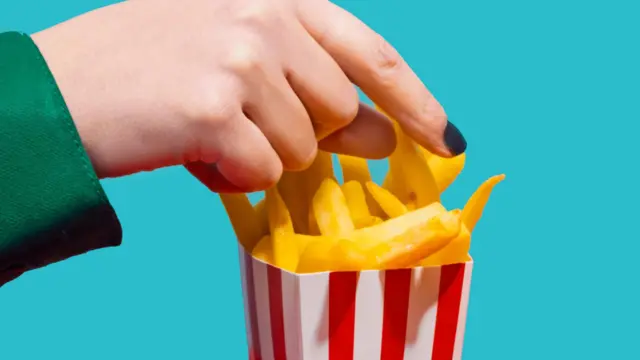 Illustration d'une main ramassant des chips