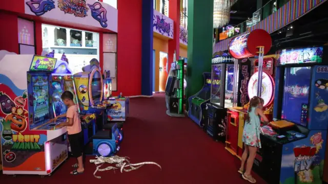 প্রথম দিকে পং-এর নির্মাতারা চেয়েছিলেন একট আর্কেড গেম তৈরি করতে