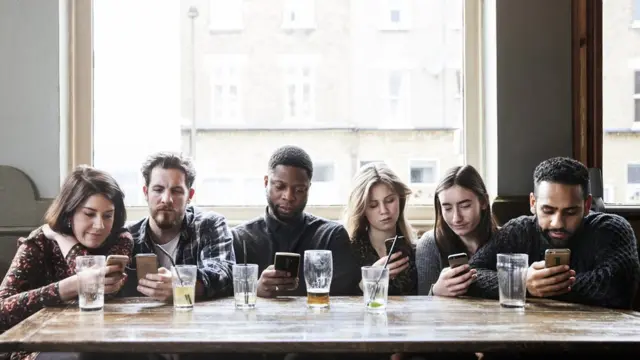 jovens com celular à mão