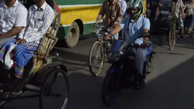 ট্রাফিক আইনে মোটর সাইকেল আরোহীদের হেলমেট পরা বাধ্যতামূলক করা হয়েছে।