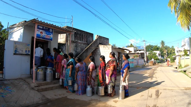 పాల క్యాన్లతో మహిళలు