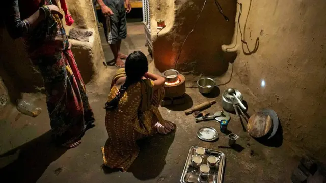 Niña de 15 años preparando té.