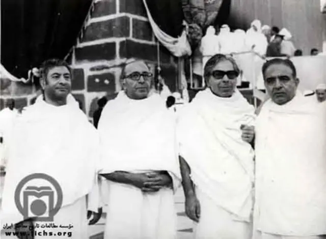 چند تن از مقامات ساواک در سفر حج با هم عکس یادگاری گرفتند. در تصویر منوچهر هاشمی و علی‌اکبر فرازیان دیده می‌شوند.