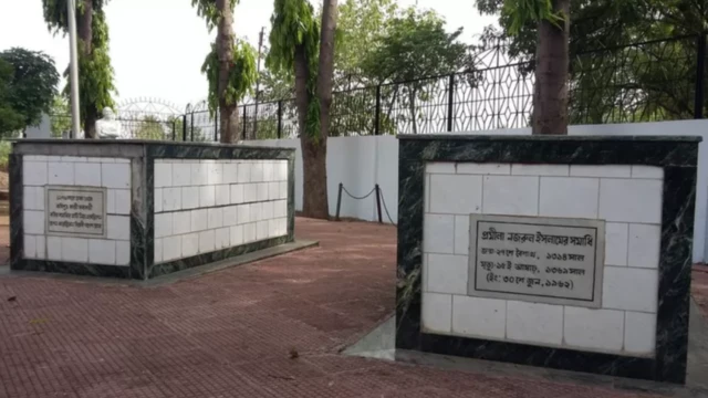 कवि काज़ी नज़रूल इस्लाम के जन्मस्थान चुरुलिया में उनकी पत्नी और उनके परिवार के सदस्यों की कब्रें