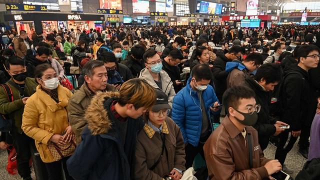 ประชาชนรอขึ้นรถไฟที่สถานีรถไฟหงเฉียว ในนครเซี่ยงไฮ้ เมื่อวันที่ 20 ม.ค. 2020 ก่อนหน้าที่จะถึงเทศกาลตรุษจีน