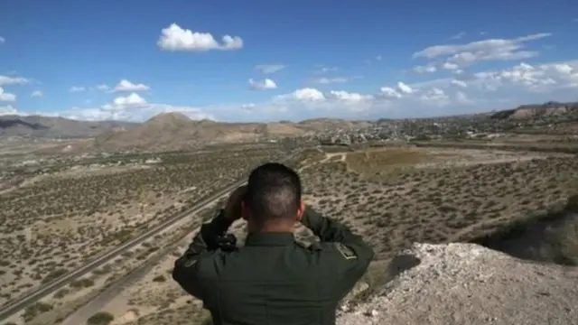 सीमा पर नज़र रखता सैनिक