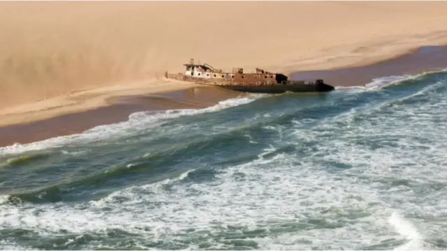 سمندر اور ریت کے سحرا کا ملاپ