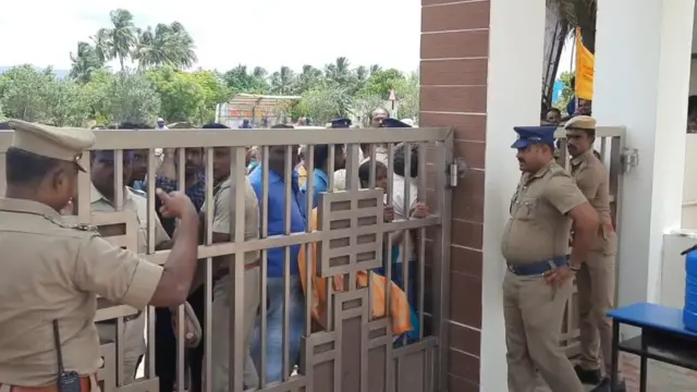 பள்ளியில் காவல்துறை