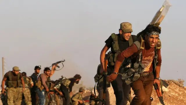 Dabık'a giren ÖSO savaşçıları