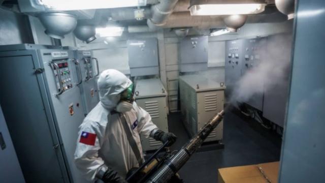 台湾海军为确诊Covid-19病毒感染的军舰消毒。