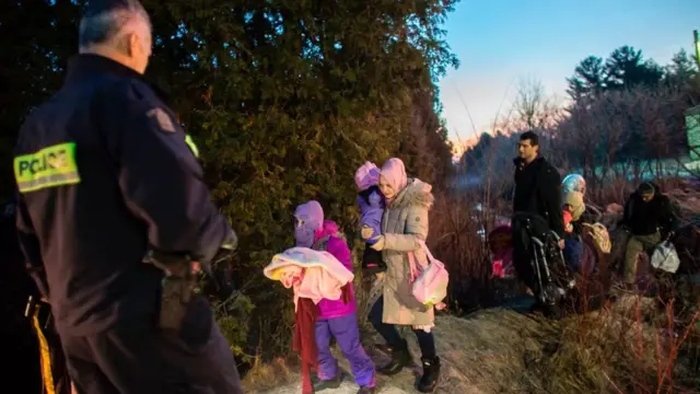 Inmigrantes sin papeles cruzan la frontera desde Estados Unidos hacia Canadá.