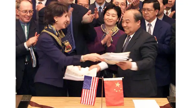 1999年中美WTO谈判结束，巴尔舍夫斯基与中方代表石广生交换协议。