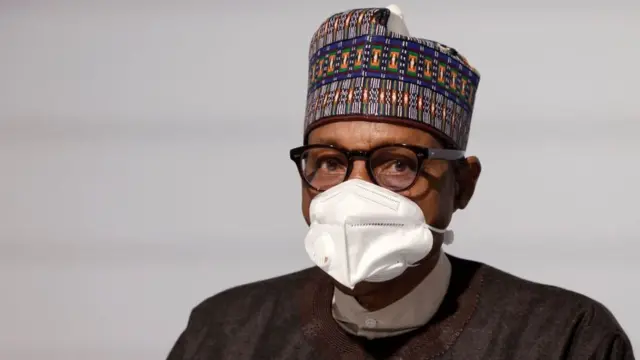 Le président du Nigéria, Muhammadu Buhari, pose ici avant la séance d'ouverture du Sommet sur le financement des économies africaines, le 18 mai 2021 à Paris