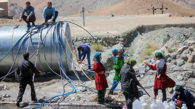 آبرسانی به روستایی در خراسان جنوبی. در این منطقه هزار و ۲۰۰ رشته قنات در سال‌های اخیر خشک شده است.