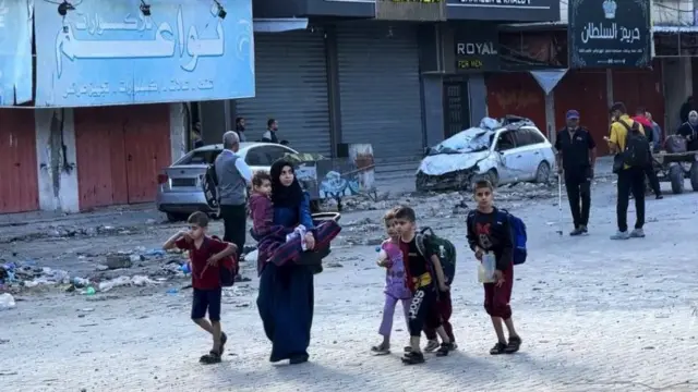 Žena i deca u izbegličkom kampu Džabalija