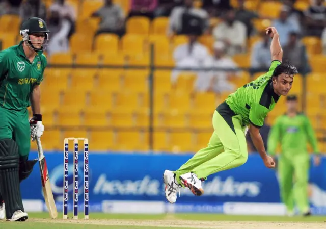 షోయబ్ అఖ్తర్: 'బాల్ ట్యాంపరింగ్‌ను పాకిస్తాన్ మొదలు పెట్టి ఉండొచ్చు. కానీ నిజానికి ఈ పని ప్రపంచంలోని ప్రతీ జట్టు చేస్తోంది.'