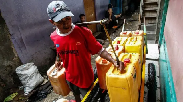 Sebagian besar warga di perkampungan kumuh dan padat penduduk terpaksa membeli air pikulan karena air tanah berbau. 