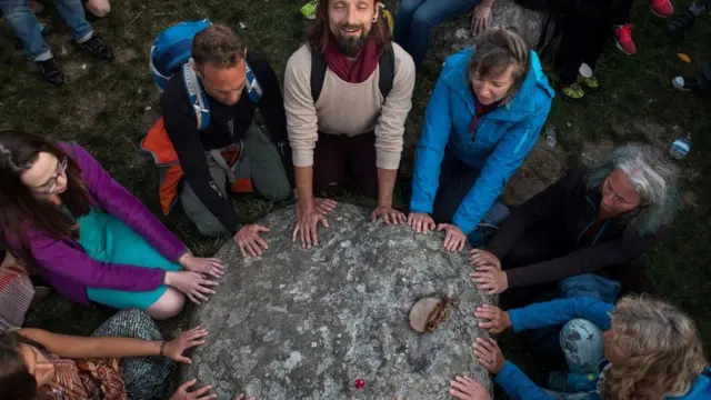 محتفلون بالانقلاب الصيفي للشمس يلمسون حجر ستونهنج في بريطانيا