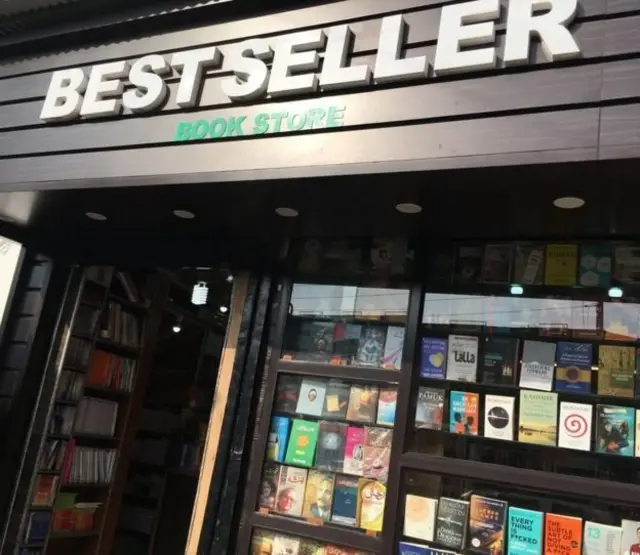 শ্রীনগরে একটি বইেয়র দোকান