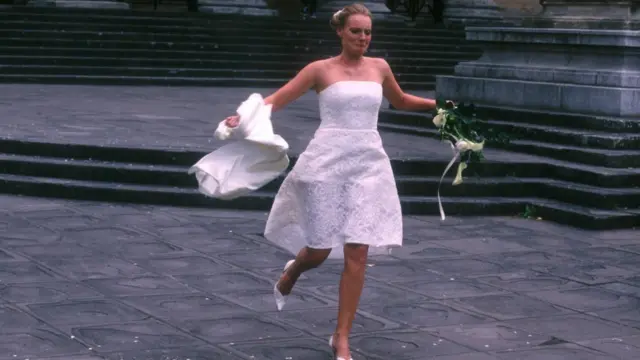 Novia escapándose de la boda