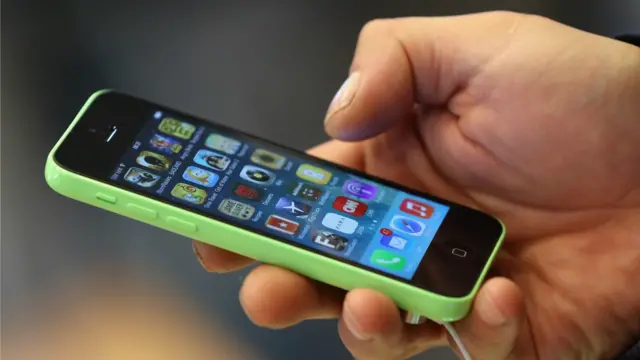 Un usuario sostiene su iPhone.