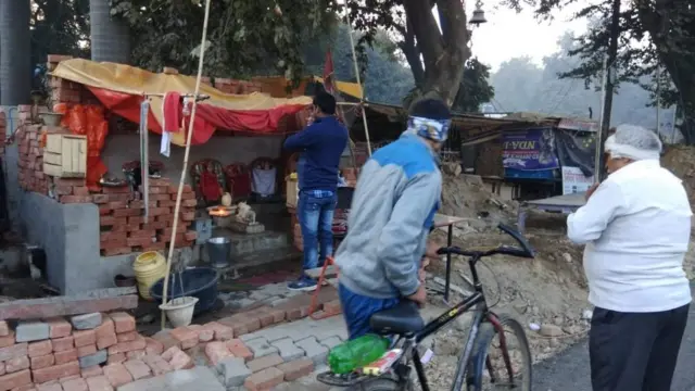 अस्थानी ढांटे के अंदर रखी गई प्रतिमाएं