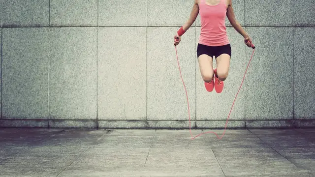 Mujer saltando la cuerda