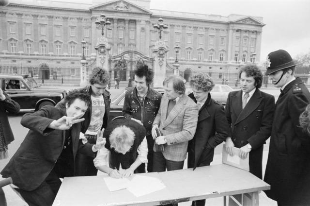 Sex Pistols подписывают контракт с фирмой A&M на площади перед Букингемским дворцом. 10 марта 1977 г.