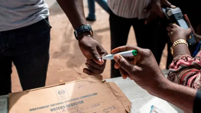 voter dey collect ink mark for dia finger