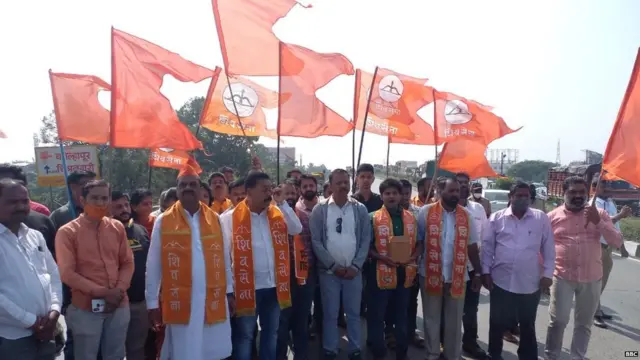 पुणे-बंगळुरt राष्ट्रीय महामार्गावर कर्नाटकच्या बसेस अडवत शिवसेना कार्यकर्त्यांनी निषेधाच्या घोषणा दिल्या.