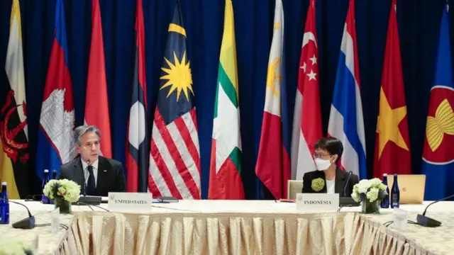 အမေရိကန်နိုင်ငံခြားရေးဝန်ကြီး အန်သနီ ဘလင်ကင် (ယာ) ဟာ စက်တင်ဘာ ၂၃ ရက်က အာဆီယံနိုင်ငံခြားရေးဝန်ကြီးတွေနဲ့ ဆွေးနွေး