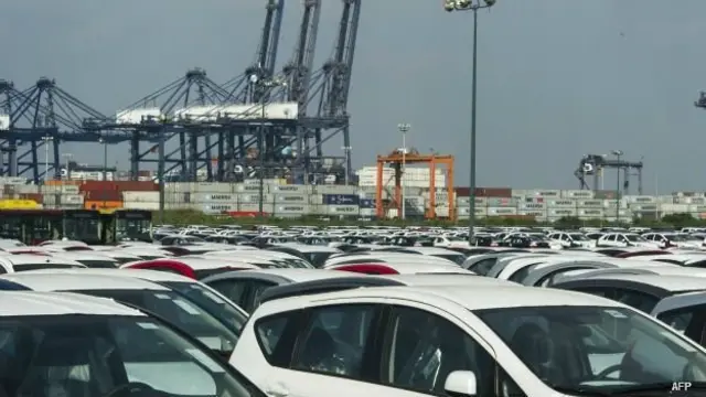 Playón de autos de exportación en México